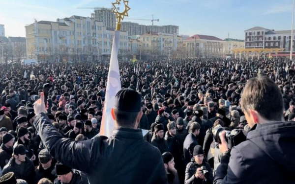 Çeşenistan əhalisinin üçdə biri bu səbəbdən paytaxt küçələrinə axışdı...-FOTO